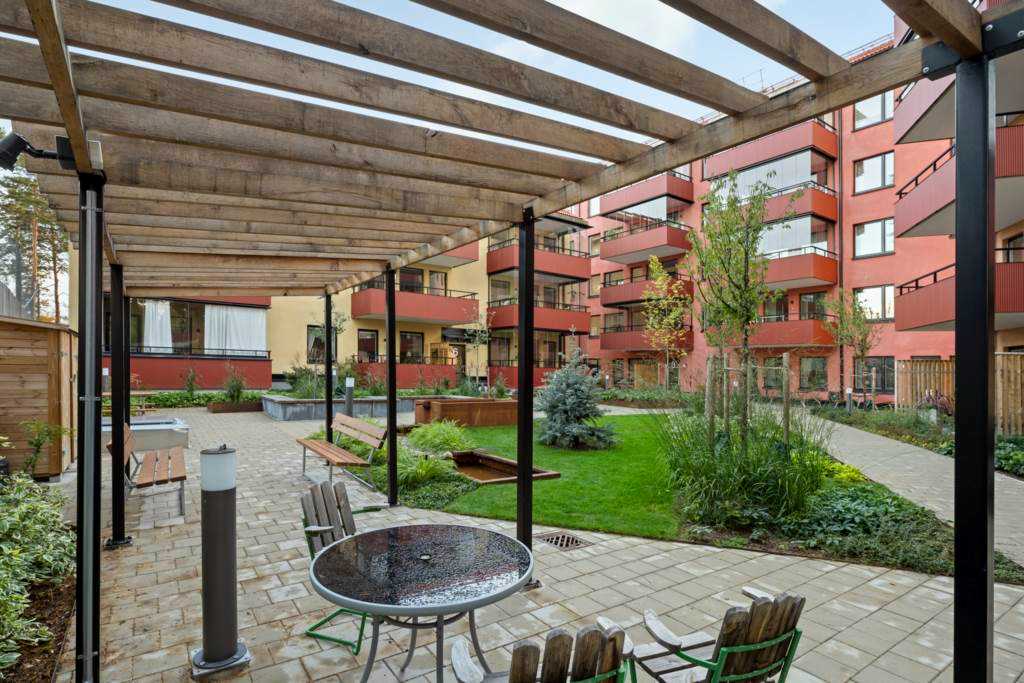 Den fantastiska & skyddade innergården är planerad av en trädgårdsarkitekt & sköts av de boende
