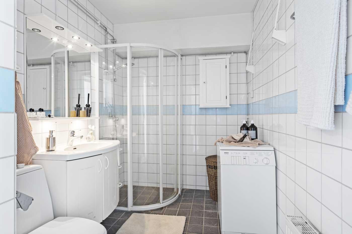 Rymligt duschrum med tvättmaskin