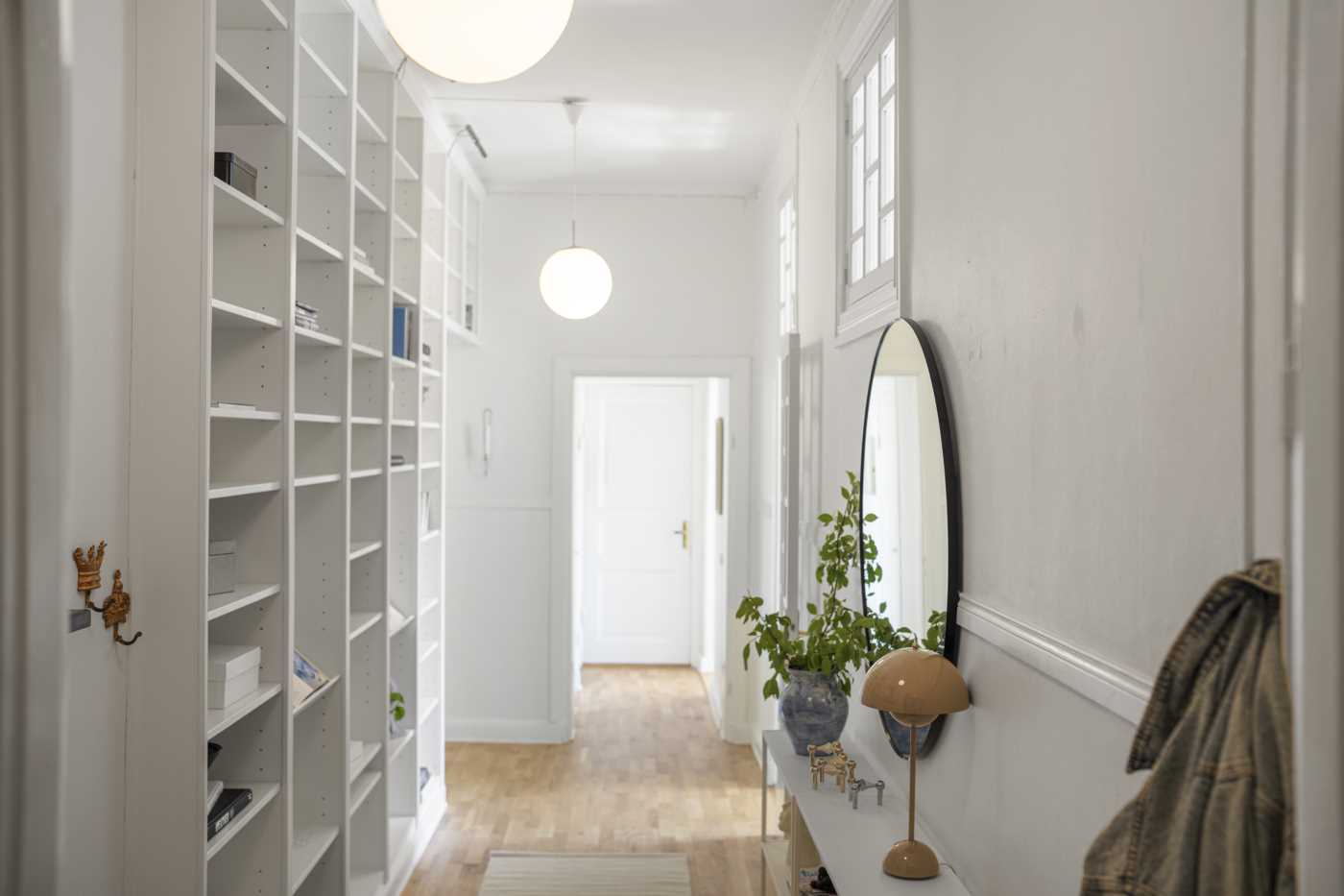 Den inre hallen leder till en passage med förvaring och ingång till både sovrum och duschrum