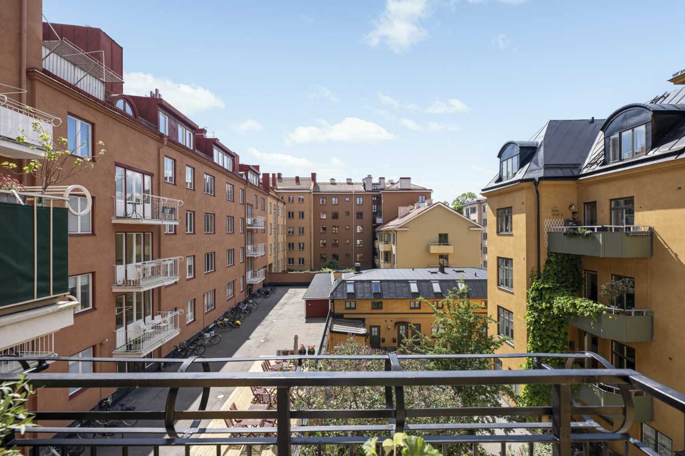 Från balkongen har man vy mot innergården