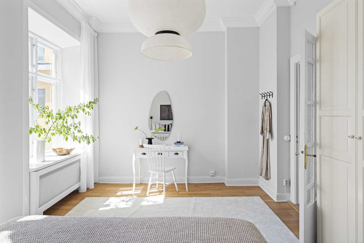 I sovrummet finns plats för ytterligare möbler