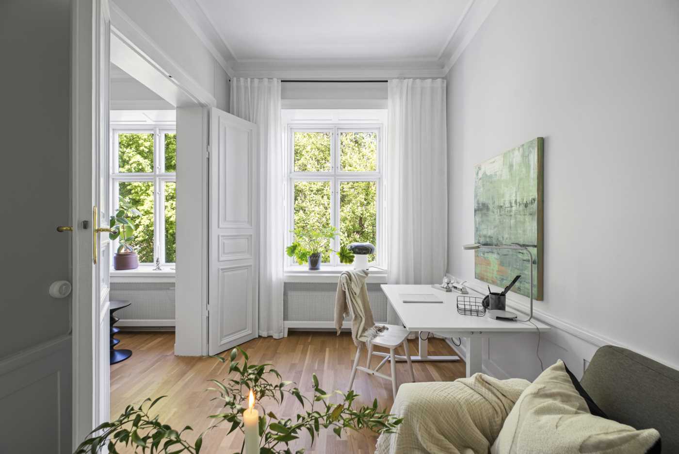 Även rummet i fil med vardagsrummet har bröstpanel