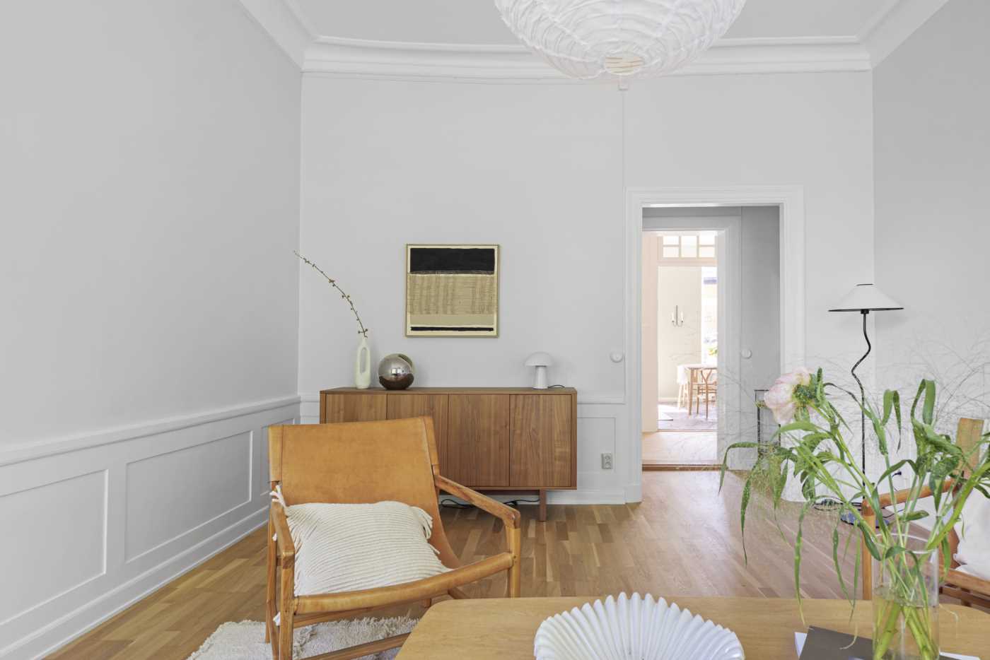 Vy från vardagsrummet mot den inre hallen och köket