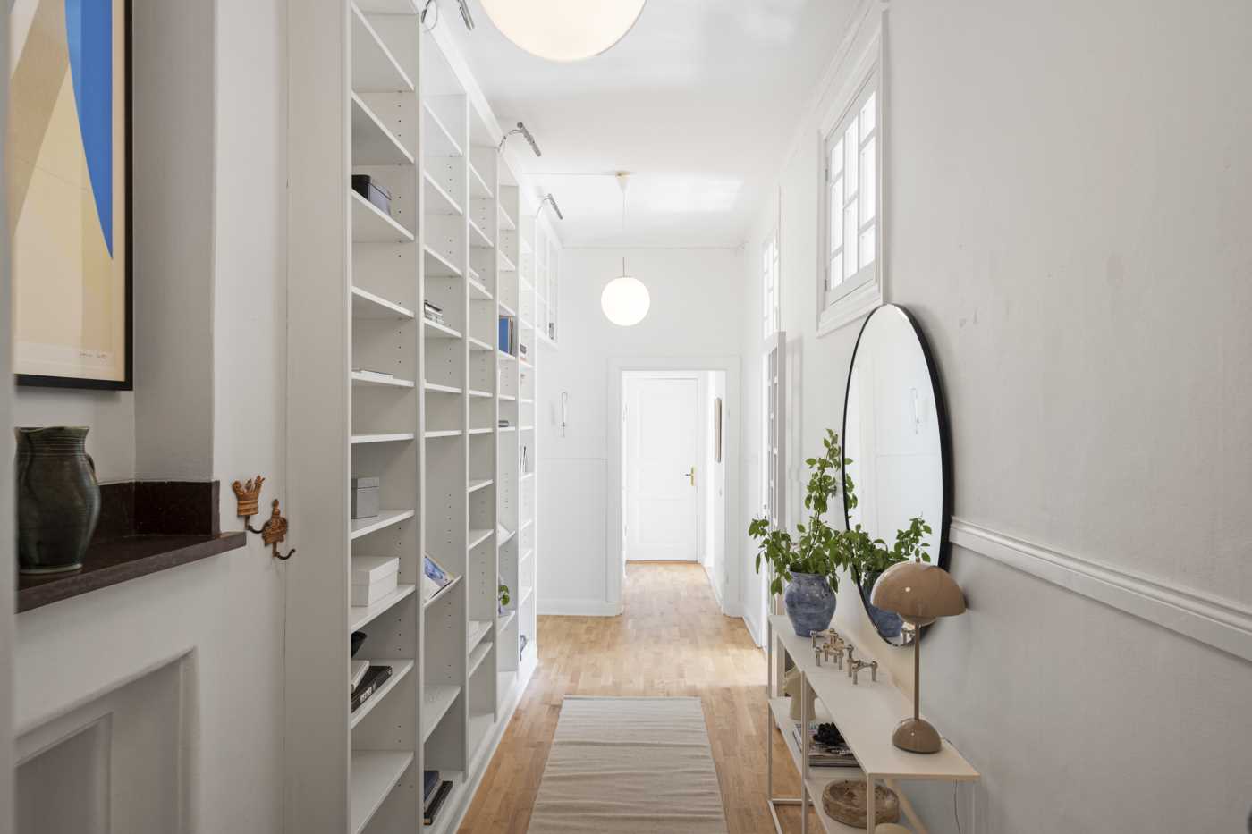 Inre hall med platsbyggd bokhylla