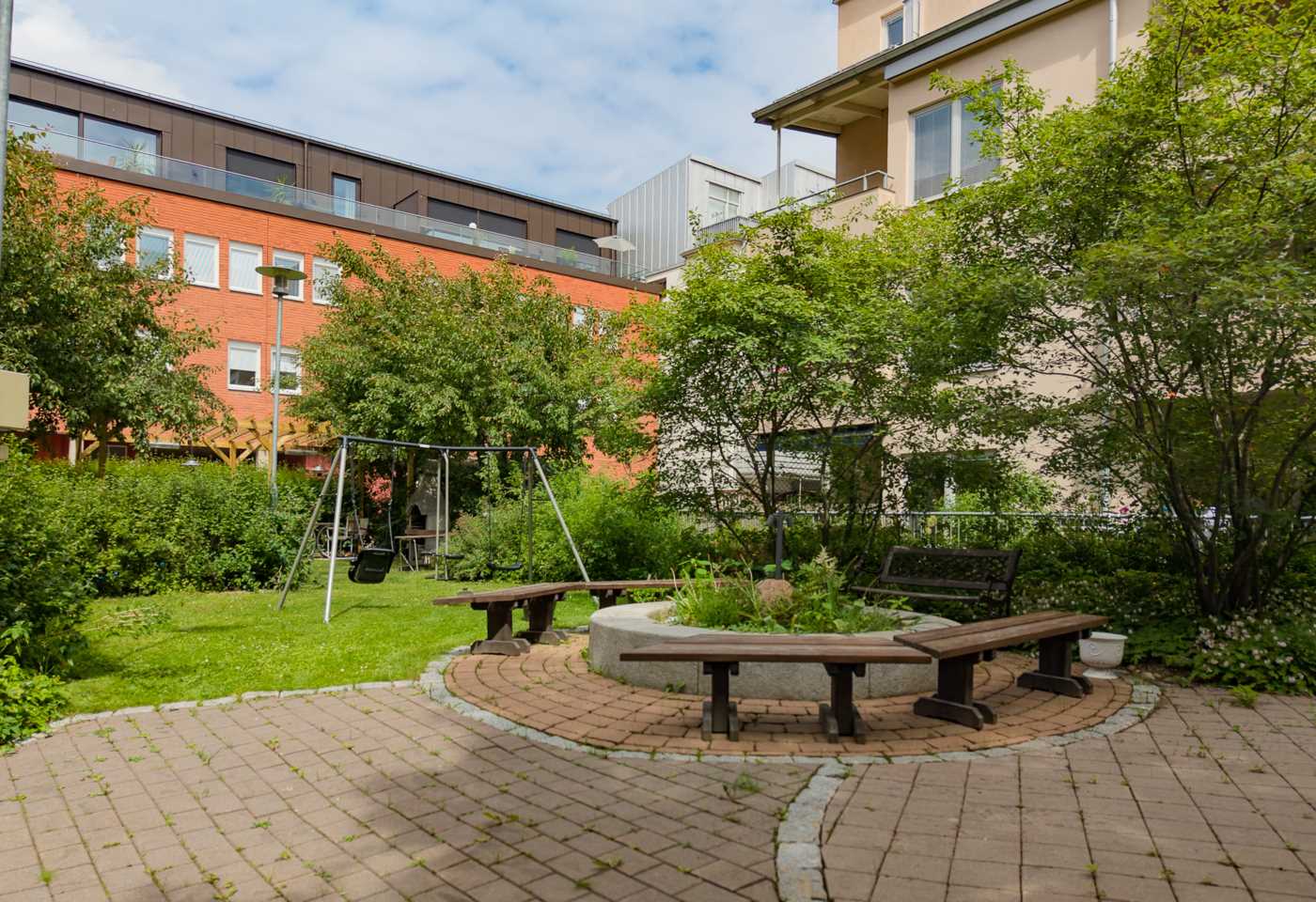 Innergården med takvåningen synlig högst upp i mitten på bilden