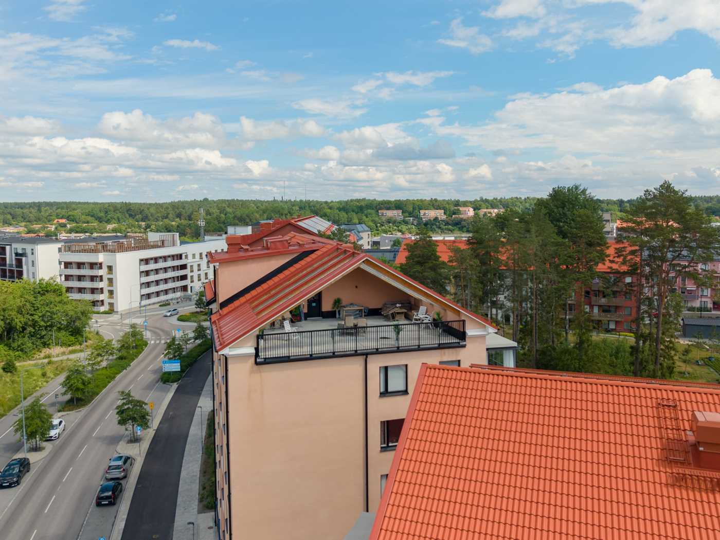 Brf Granebergstorpet från ovan - Lägg märke till den gemensamma takterrassen!