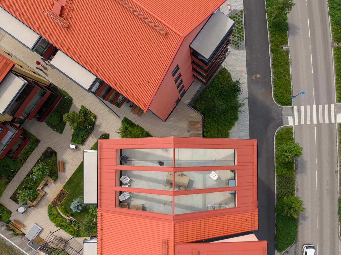 Brf Granebergstorpet från ovan - Lägg märke till den gemensamma takterrassen!