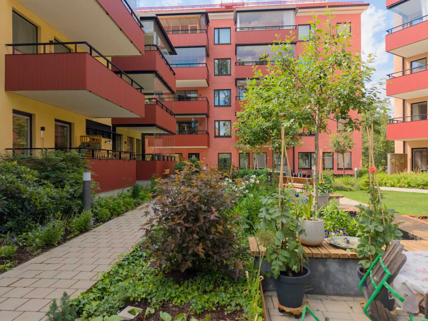 Den fantastiska & skyddade innergården är planerad av en trädgårdsarkitekt & sköts av de boende