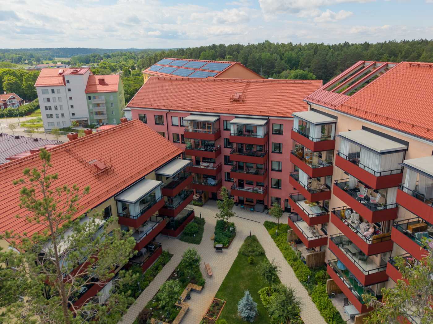 Den fantastiska & skyddade innergården är planerad av en trädgårdsarkitekt & sköts av de boende