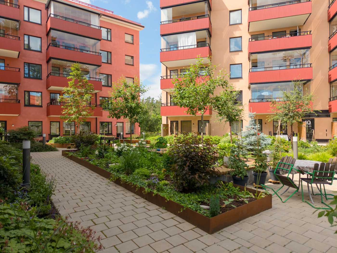 Den fantastiska & skyddade innergården är planerad av en trädgårdsarkitekt & sköts av de boende