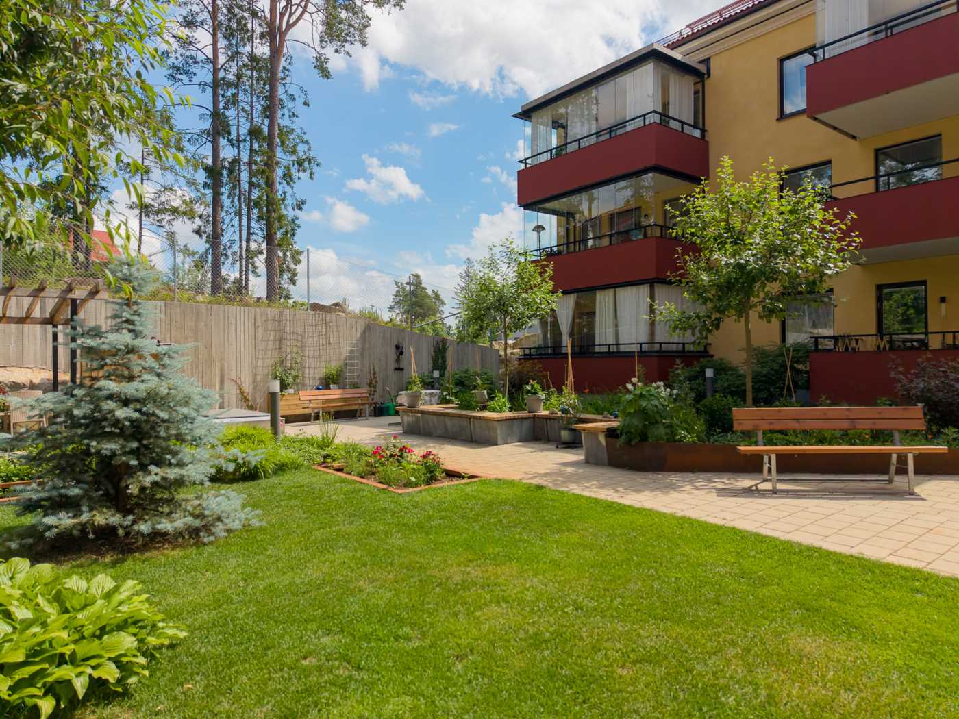 Den fantastiska & skyddade innergården är planerad av en trädgårdsarkitekt & sköts av de boende