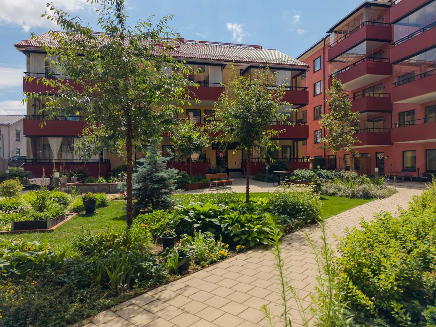 Den fantastiska & skyddade innergården är planerad av en trädgårdsarkitekt & sköts av de boende