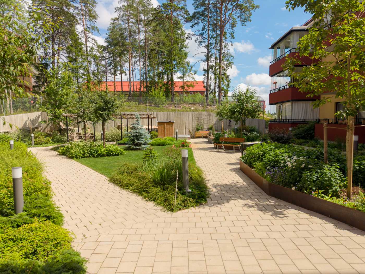 Den fantastiska & skyddade innergården är planerad av en trädgårdsarkitekt & sköts av de boende