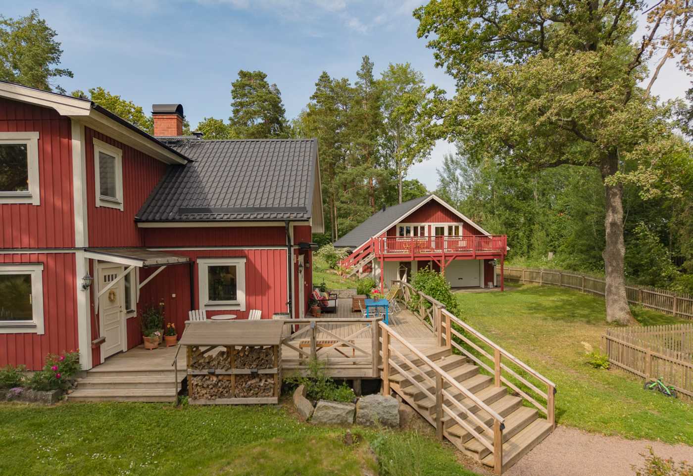 Garagebyggnaden med lägenhet i bakgrunden!
