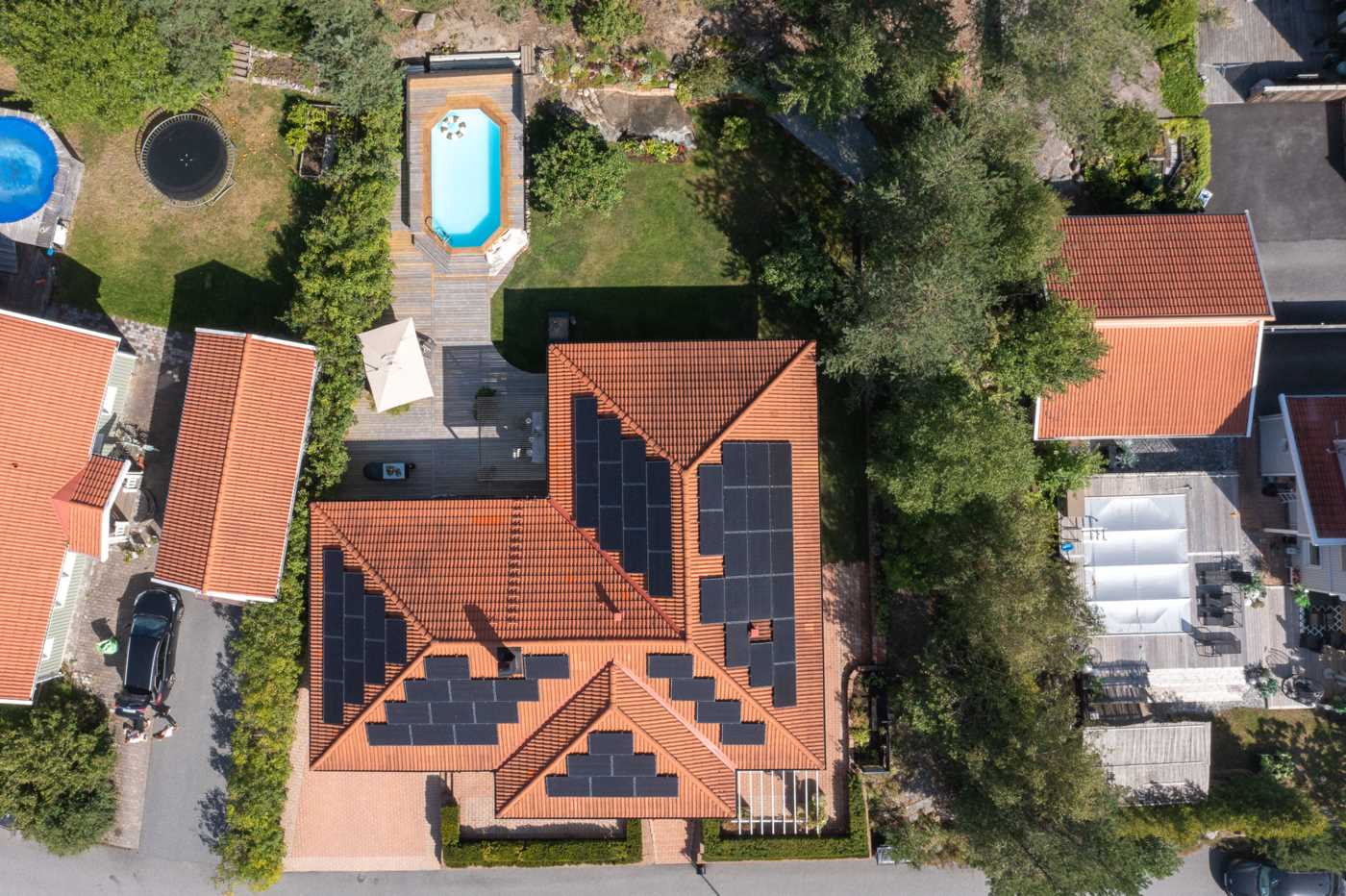 Hela 62 solpaneler på detta hus - Även batterilagring & laddbox