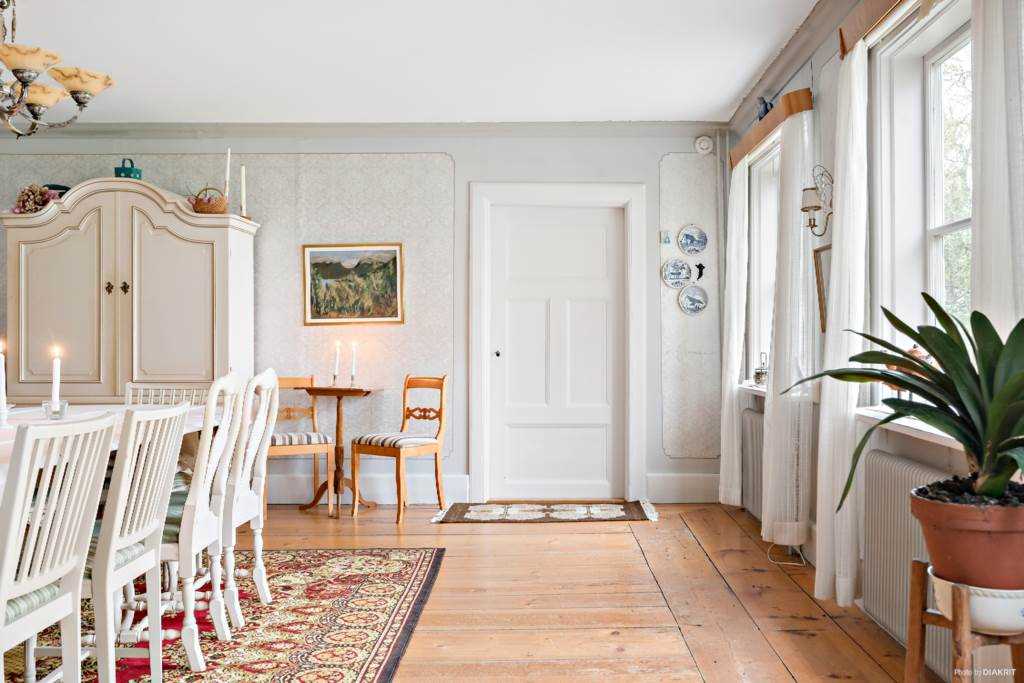 Lågupplöst En ljuvlig d”rr leder fr†n salen till f”rmaket