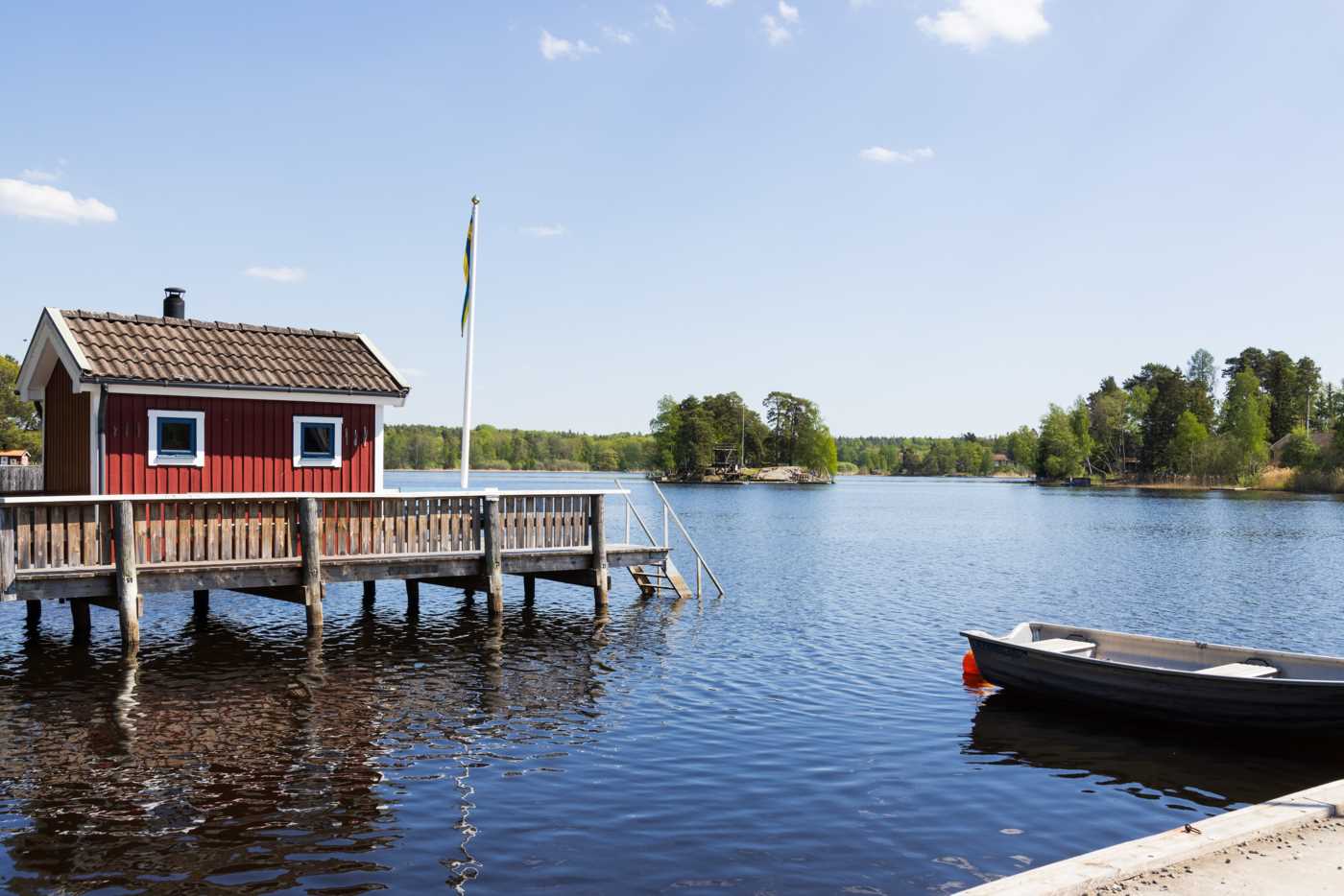 Bryggan med roddbåtar till Badholmen
