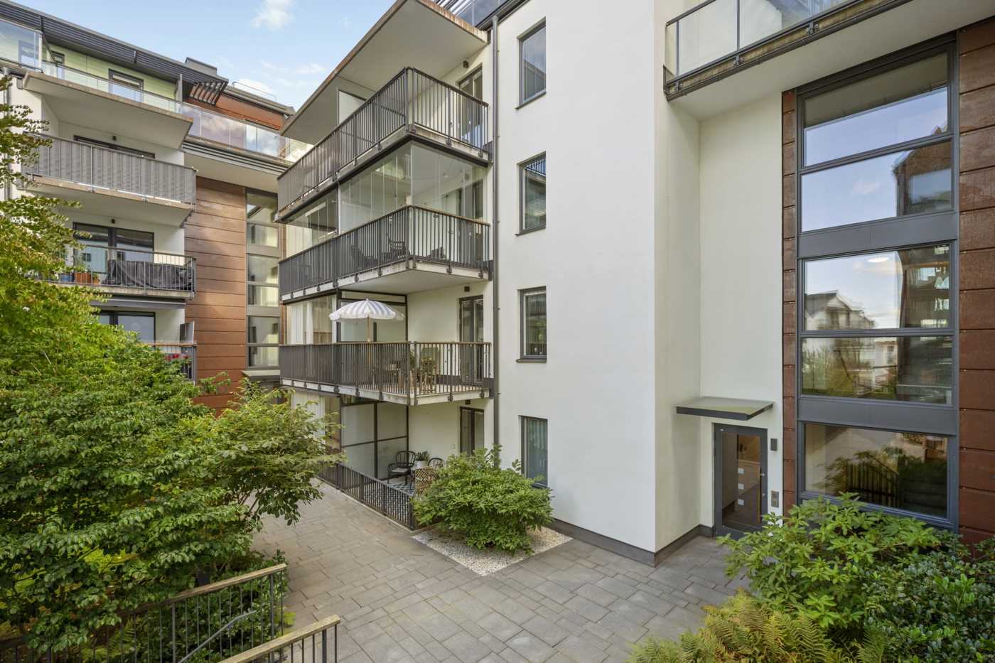 Balkongen till vänster & entré till höger