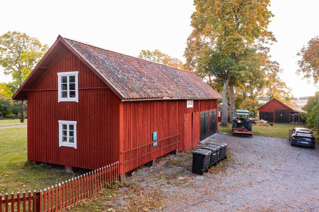 Lågupplöst Flygeln med dubbelgarage, vanglider, f”rr†d och h”skulle ur annan vinkel