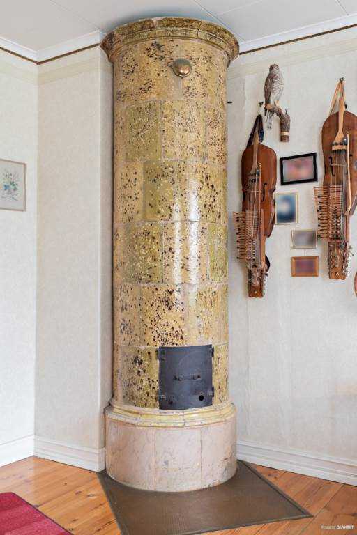 Lågupplöst Kakelugnen i kammaren som ligger i fil till h”ger fr†n salen och „ven n†s fr†n k”ket