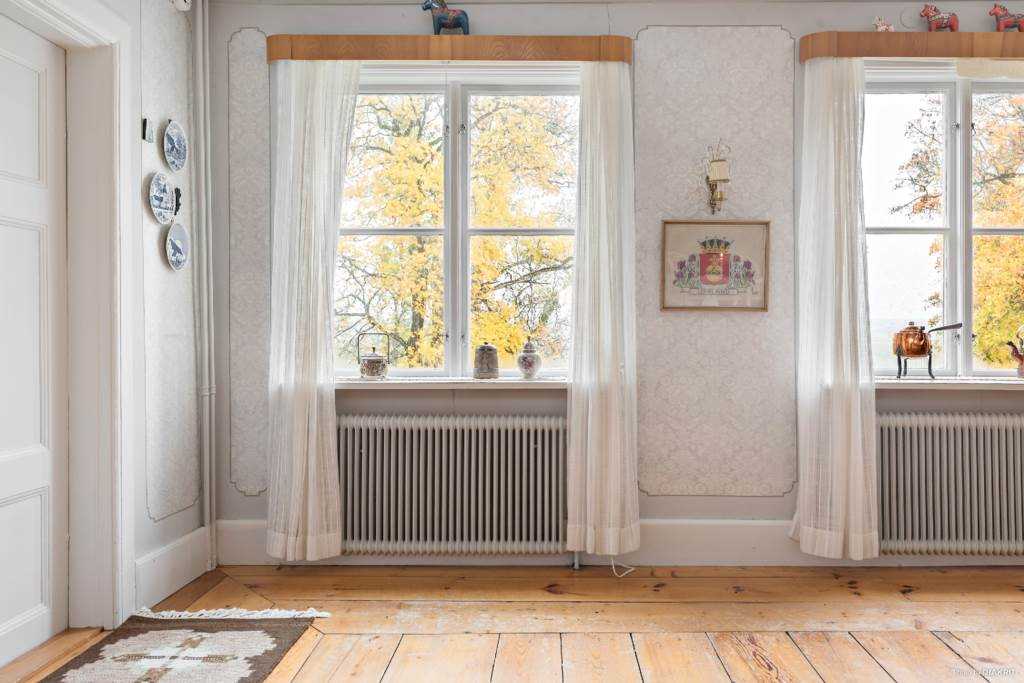 Lågupplöst Vackert golv med rej„la kils†gade golvtiljor med fris