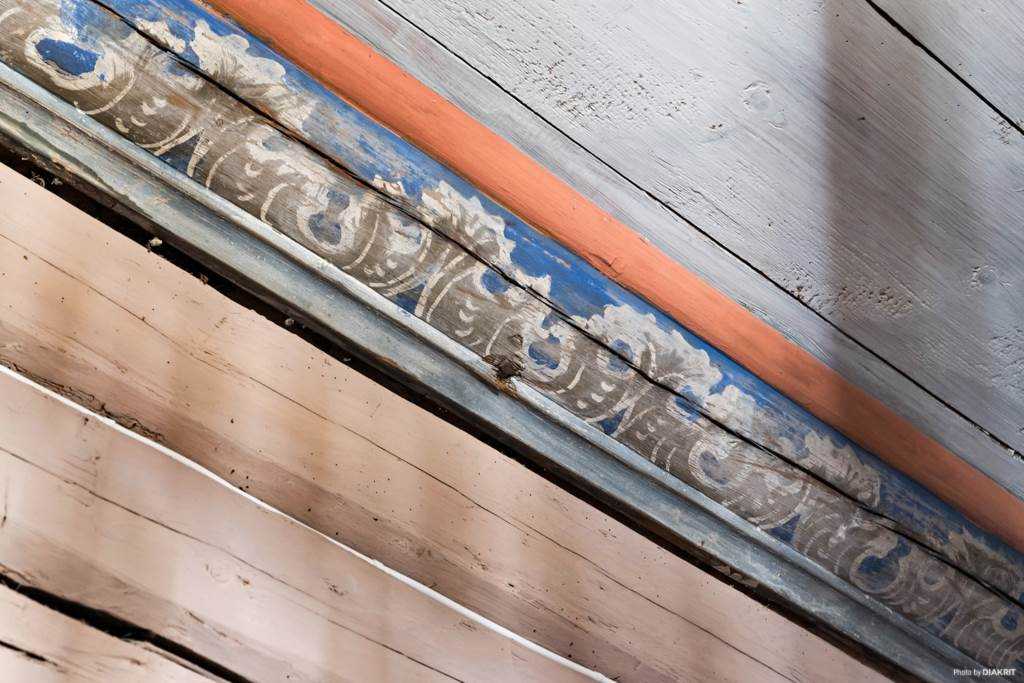 Lågupplöst ?dre m?´ade taklister och tak