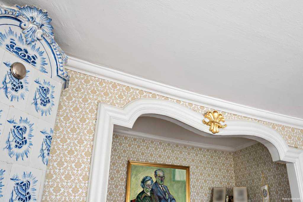 Lågupplöst Ljuvlig alkov i h”rnrummet som har en passage till det lilla k”ket