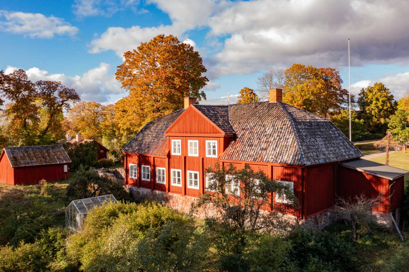  Karolinerg†rdens_ baksida har en vacker grund med synliga stenar