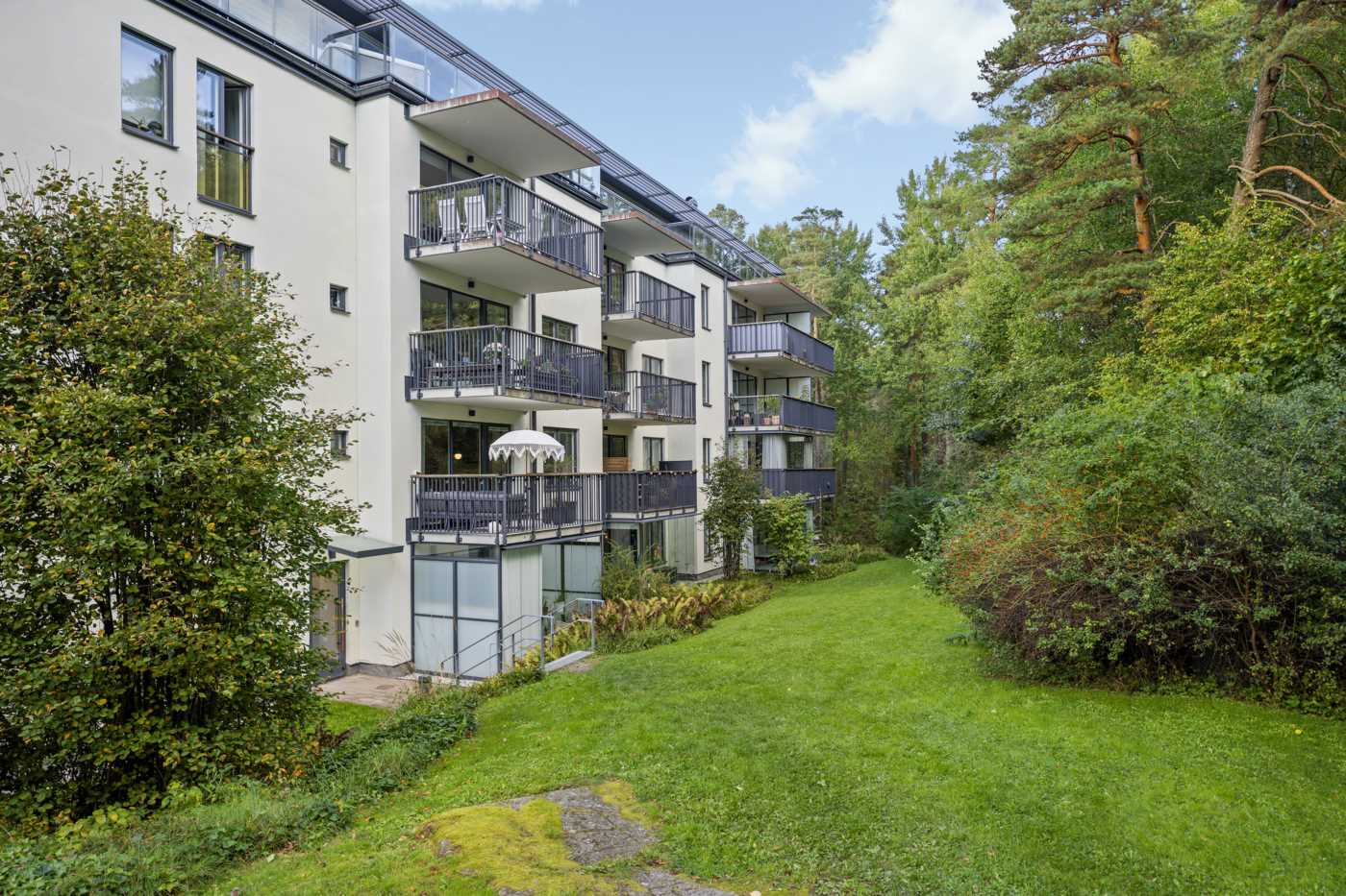 Trädgården mot Stadsskogen, med egna balkongen aningens till vänster från bildens mitt