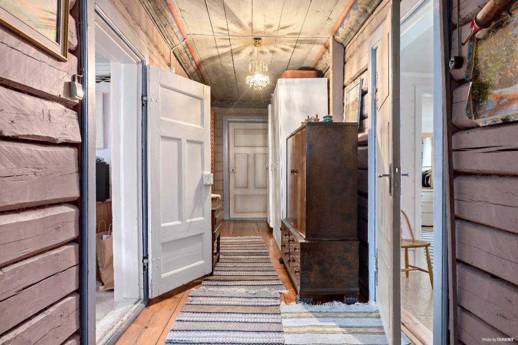 Lågupplöst Den ”vre hallen med timmerv„gga och grova golvtiljor