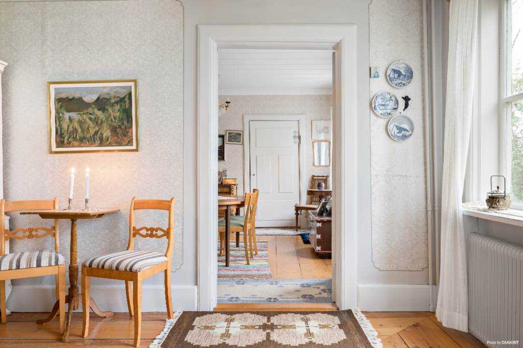 Lågupplöst Vy fr†n salen till f”rmaket som ligger i fil till v„nster  fr†n salen